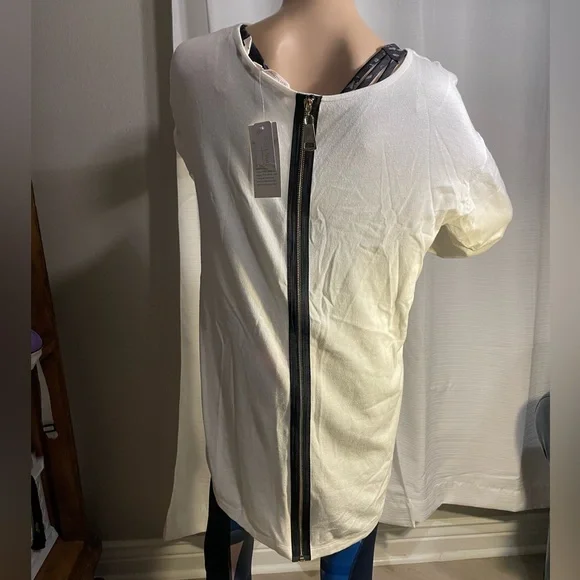 Margulies Tunic Sweater, Elegant ivory Top with Black Zipper Detail. Size Medium - Picture 3 of 4